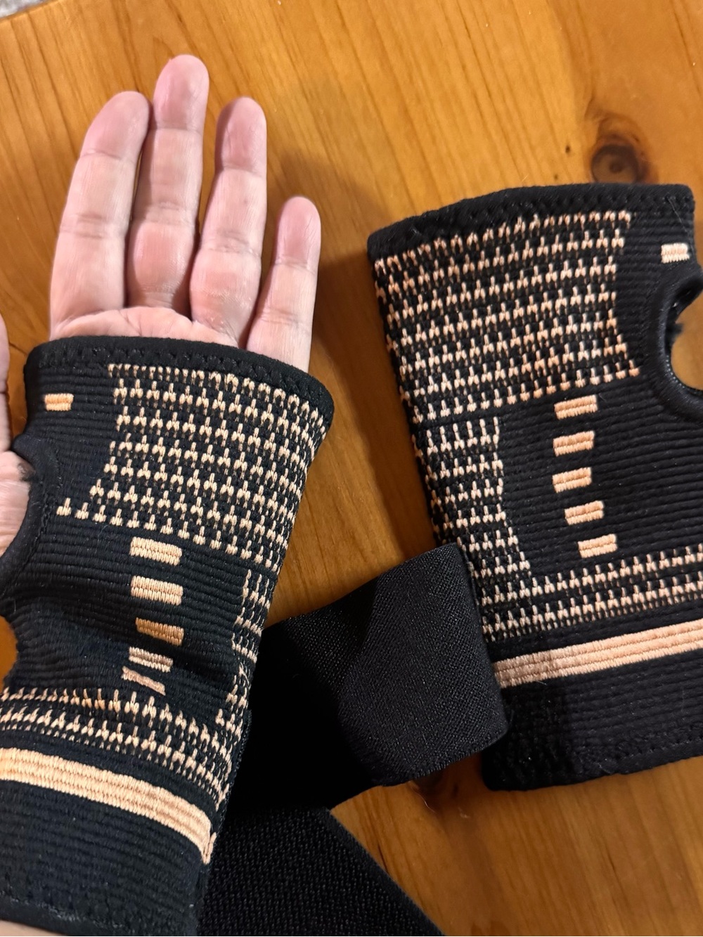Copper-Infused Compression Wrist Support Wraps for Carpal Tunnel/Wrist Sprains - Picture 5 of 6